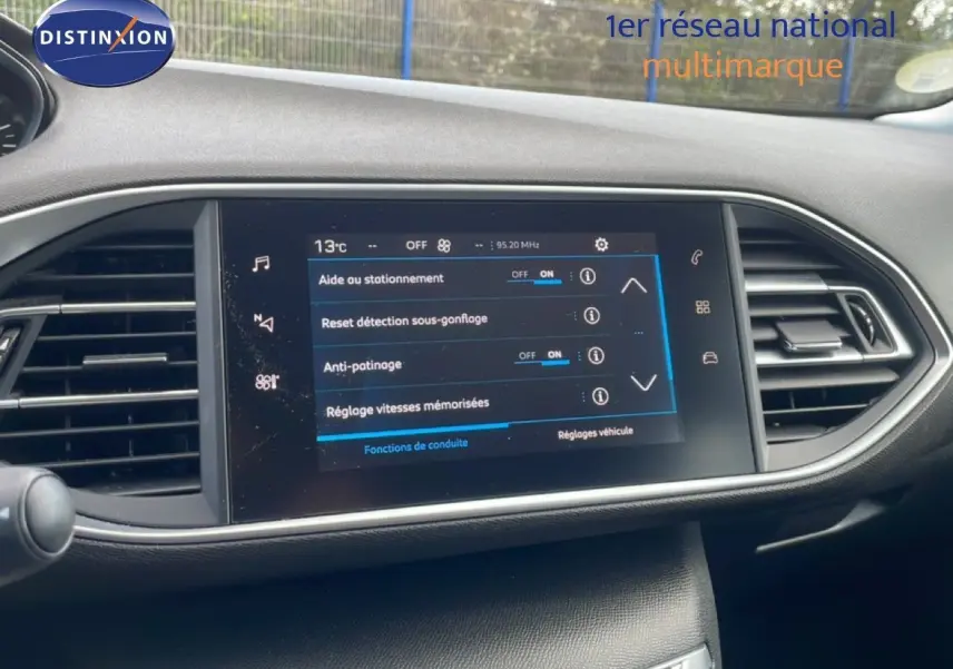 Écran tactile central du tableau de bord de la Peugeot 308 SW 2019, affichant les réglages d’aide à la conduite.