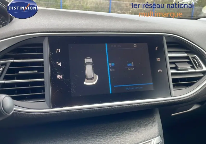 Écran tactile central du tableau de bord de la Peugeot 308 SW 2019 avec affichage des réglages véhicule.