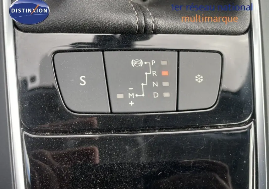 Gros plan sur la console centrale noire avec les commandes de la boîte automatique et mode sport de la Peugeot 308 SW.