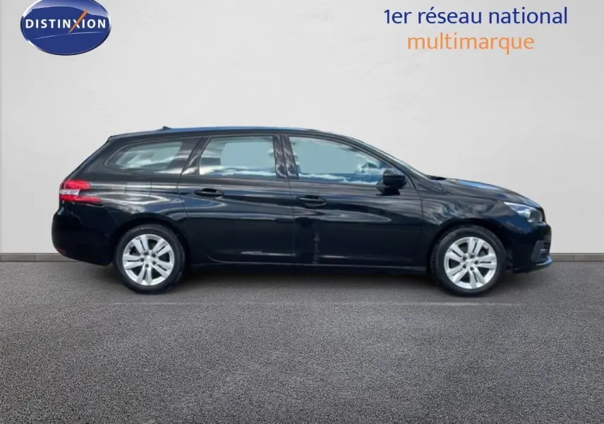 Peugeot 308 SW noir perla nera métal vue de profil côté gauche sur fond neutre, jantes alliage visibles.