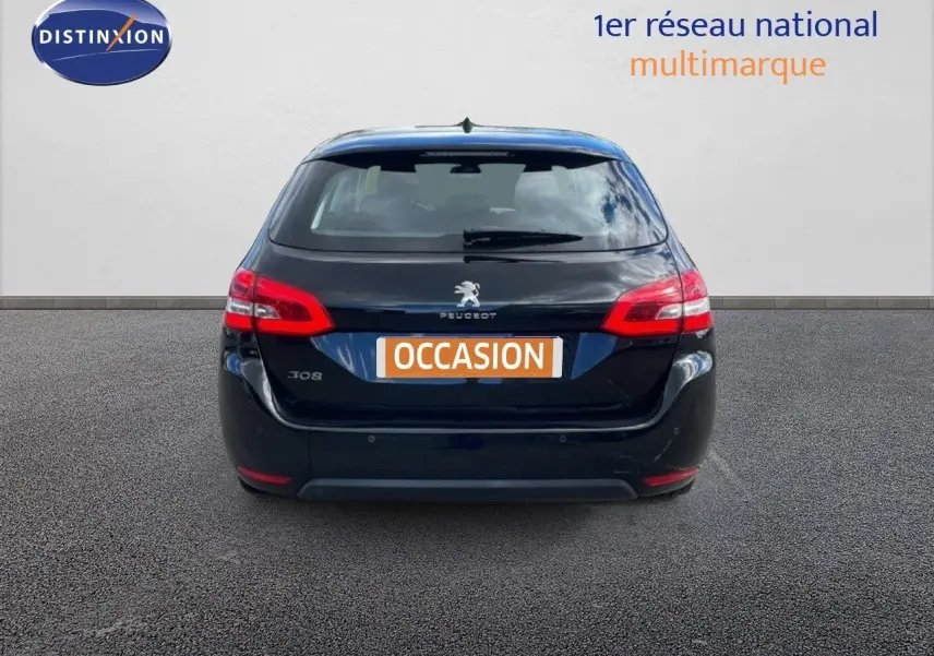 Vue arrière d'une Peugeot 308 SW noire Perla Nera Metal avec feux arrière rouges et plaque "OCCASION" visible.