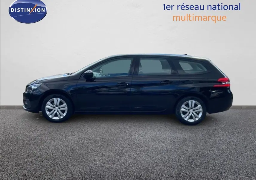 Peugeot 308 SW noir Perla Nera vue de profil côté gauche sur fond neutre avec jantes alliage argentées.
