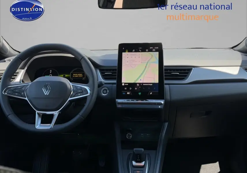 Vue intérieure frontale du tableau de bord du Renault Captur 2026 avec écran tactile vertical et volant multifonction.