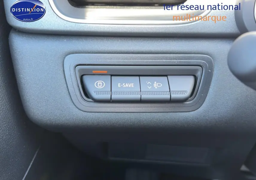 Détail des boutons de commande E-SAVE et éclairage sur le tableau de bord du Renault Captur bleu iron 2026.
