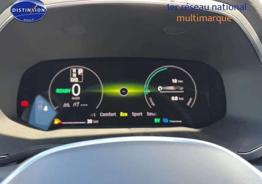 Tableau de bord numérique du Renault Captur 1.8 e-tech en vue frontale, affichant modes de conduite et vitesse zéro.