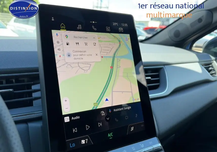 Vue intérieure du tableau de bord du Renault Captur 2026 hybride avec écran tactile vertical affichant la navigation GPS.