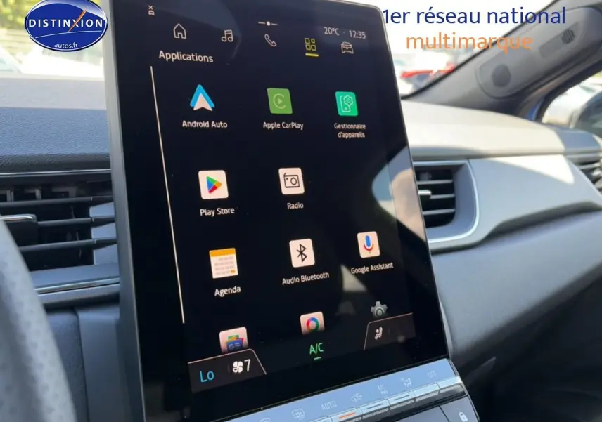 Vue intérieure du tableau de bord du Renault Captur 2026 avec écran tactile central affichant les applications multimédia.