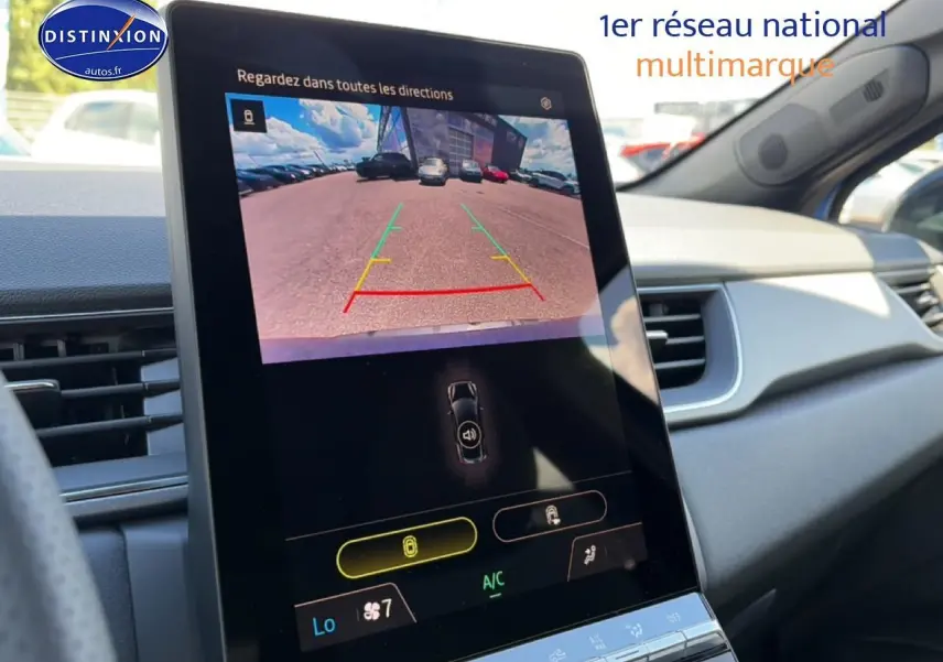 Vue intérieure centrée sur l'écran tactile affichant la caméra de recul du Renault Captur bleu iron toit noir 2026.