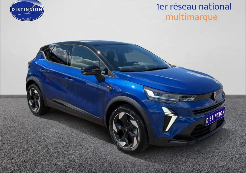 Renault Captur 2026 bleu iron toit noir en 3/4 avant, avec jantes alu et feux LED distinctifs.