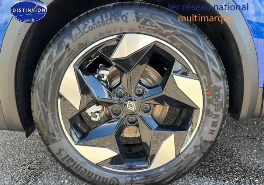 Gros plan sur la jante alu noire et argentée du Renault Captur bleu iron avec toit noir, côté avant droit.