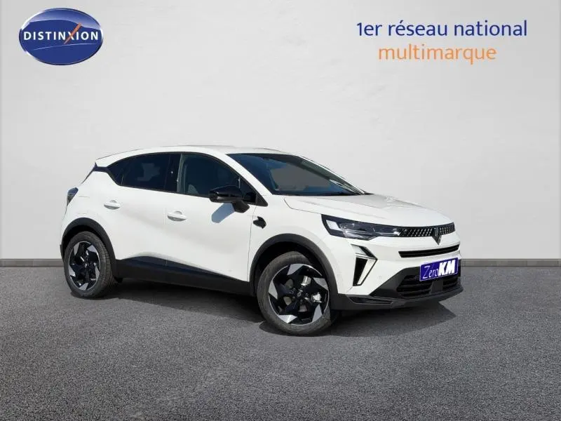 Renault Captur 1.8 E-Tech blanc nacré en 3/4 avant droit, avec jantes noires et détails noirs contrastants.