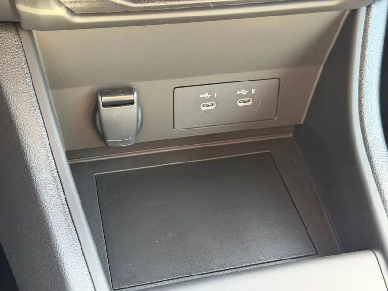 Gros plan sur la console centrale noire du Renault Captur 2026 avec deux ports USB-C et prise 12V.