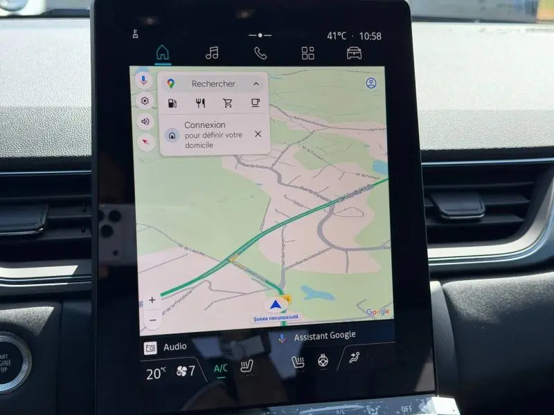 Vue rapprochée de l'écran tactile central du Renault Captur blanc nacré 2026 affichant la navigation GPS.