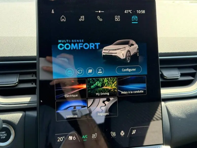 Écran tactile intérieur montrant la configuration du mode Confort du Renault Captur blanc nacré, tableau de bord en arrière-plan.