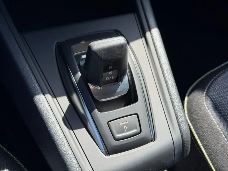 Levier de vitesses automatique en gros plan dans l'habitacle du Renault Captur blanc nacré 2026.