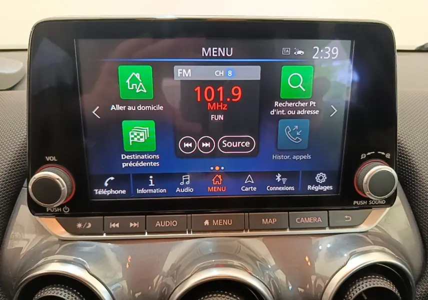 Écran tactile central 8 pouces du Nissan Juke 2023, affichant le menu radio FM avec commandes autour.