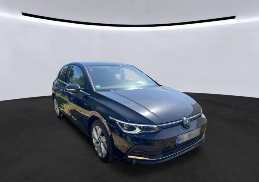 Volkswagen Golf VIII 1.5 TSI noire vue en 3/4 avant, avec phares LED et jantes alliage 17 pouces.