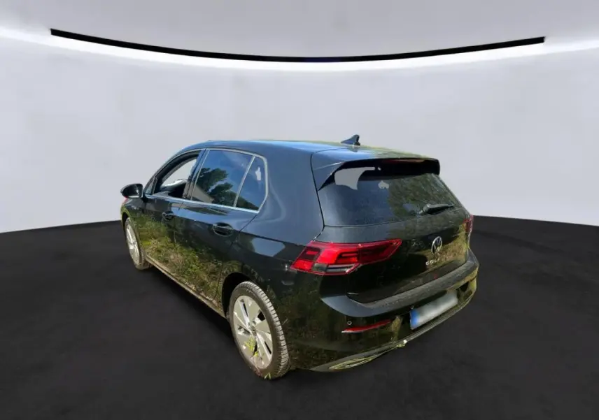 Volkswagen Golf VIII noire vue en 3/4 arrière droit, avec feux arrière LED et jantes alliage 17 pouces.