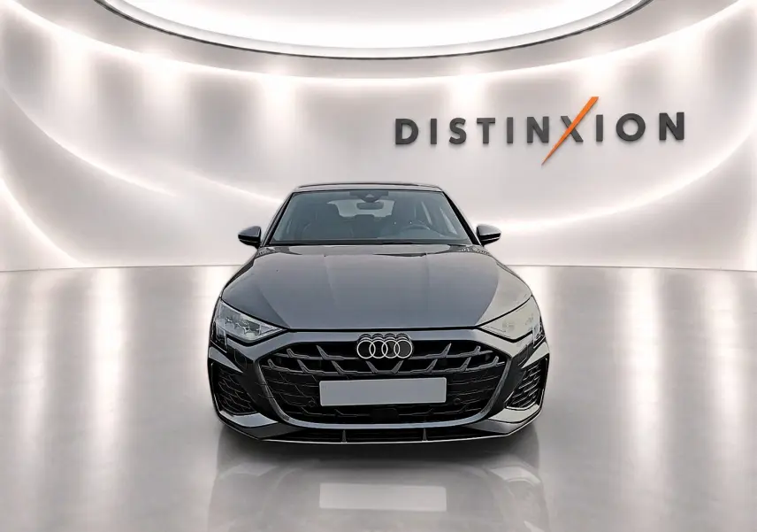Audi A3 Sportback gris Daytona vue de face dans un studio lumineux avec logo Distinxion en arrière-plan.