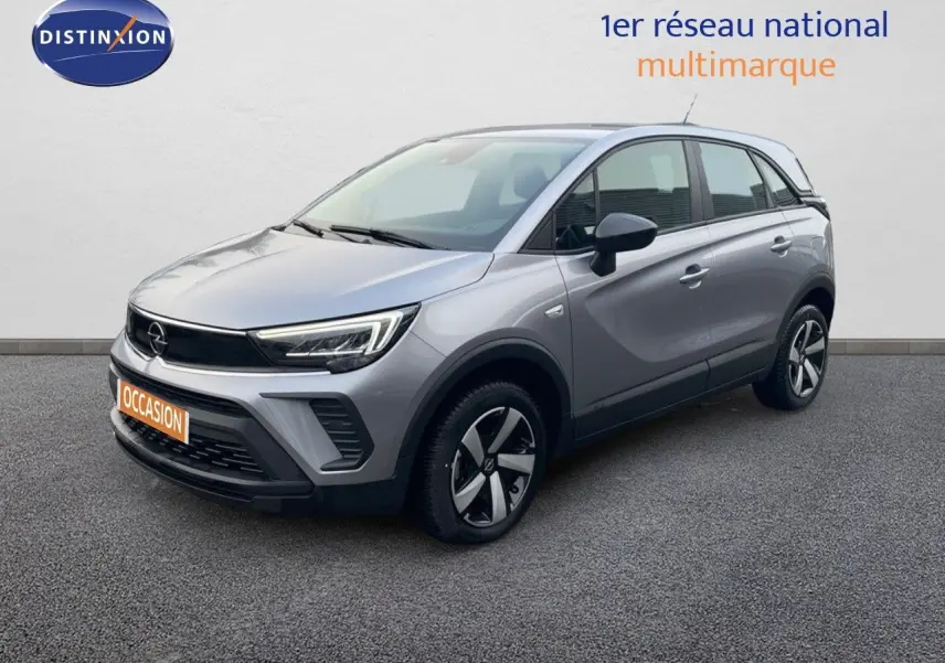 Opel Crossland gris minéral métal en 3/4 avant droit, avec jantes alliage et feux LED distinctifs.