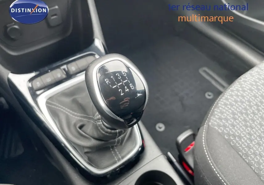 Le levier de vitesses manuel six rapports de l'Opel Crossland gris minéral, avec coutures apparentes sur la soufflet en cuir.