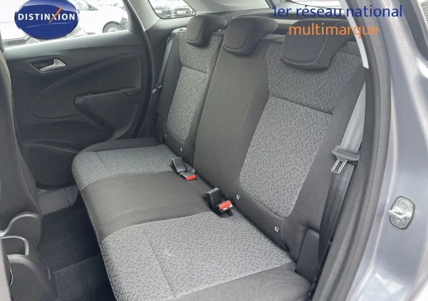 Vue intérieure côté droit des sièges arrière gris clair et foncé de l'Opel Crossland 2022 finition X Edition.