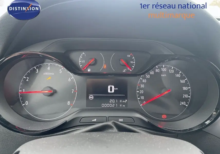 Vue rapprochée du tableau de bord de l'Opel Crossland gris minéral, affichant les compteurs et l'écran digital.