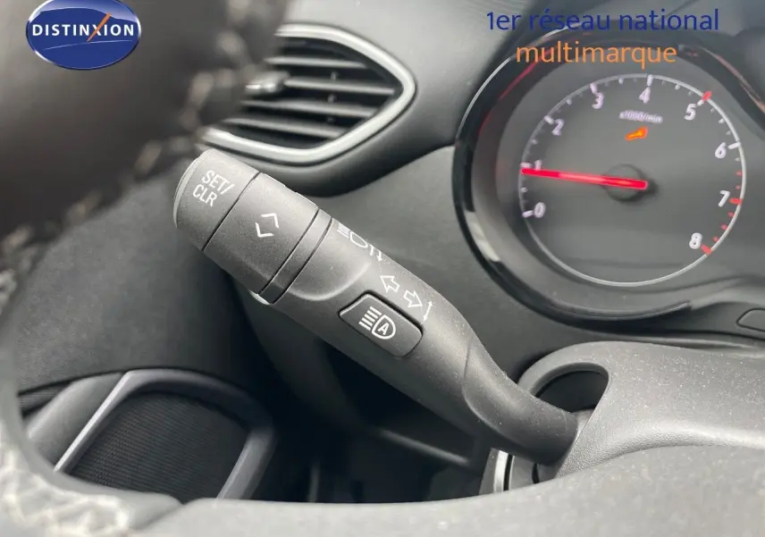 Gros plan sur la commande de clignotant et le compte-tours du tableau de bord de l'Opel Crossland 2022.