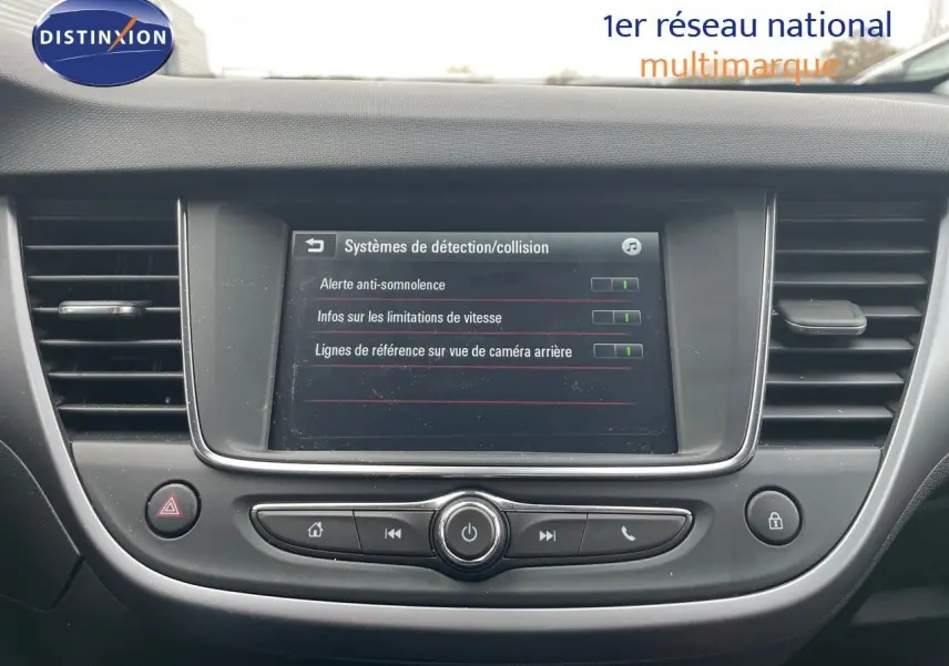 Écran central du tableau de bord de l'Opel Crossland gris minéral, affichant les systèmes de détection et collision.