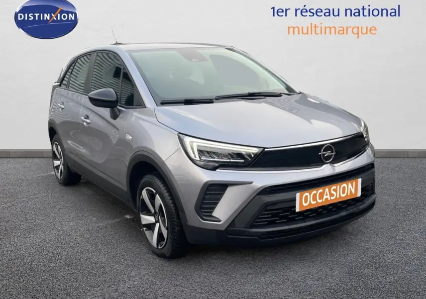 Opel Crossland gris minéral métal en 3/4 avant droit, avec calandre noire et jantes alliage distinctives.