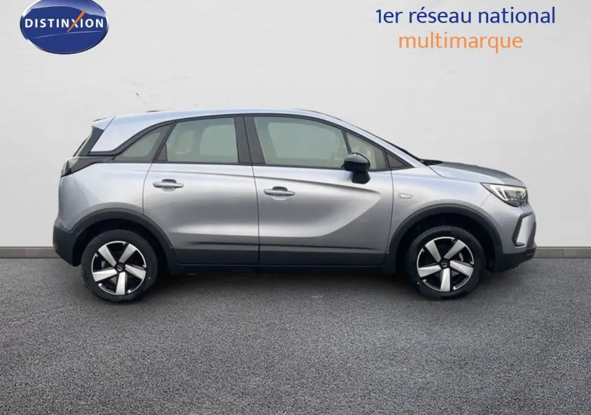 Opel Crossland gris minéral métal vu de profil côté gauche, soulignant ses lignes modernes et ses jantes stylisées.