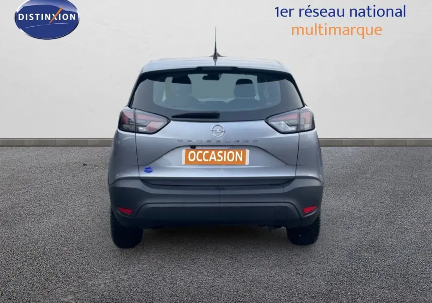 Vue arrière d'un Opel Crossland gris minéral métal 2022, mettant en valeur ses feux LED et son hayon compact.