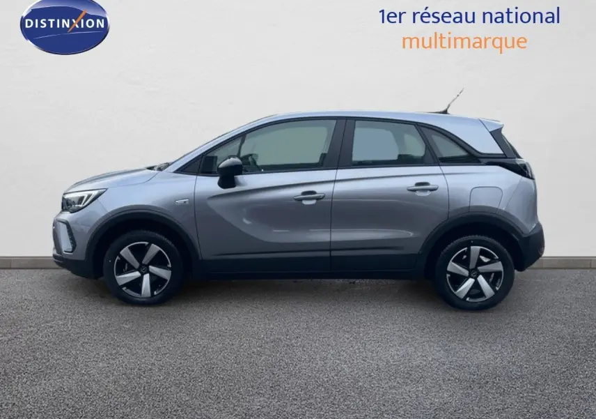 Profil côté gauche de l'Opel Crossland gris minéral métal 2022, mettant en valeur ses lignes modernes et ses jantes stylisées.