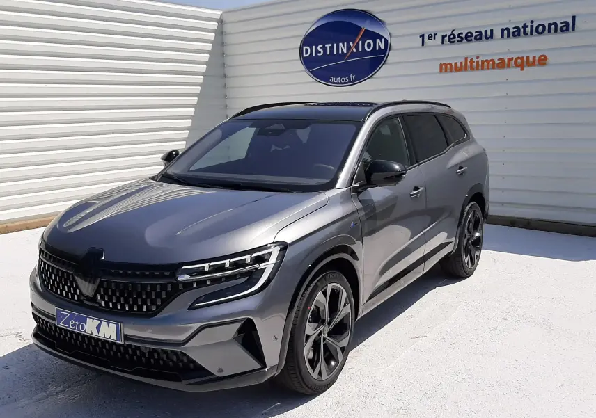 Renault Espace VI gris schiste métal en 3/4 avant droit, avec toit panoramique et jantes noires distinctives.