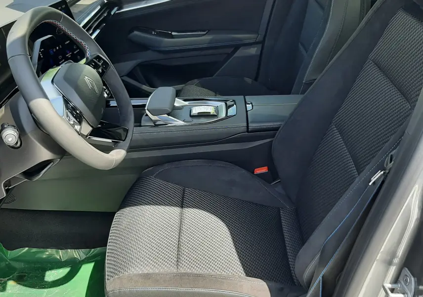 Vue intérieure côté conducteur du Renault Espace VI gris schiste, sièges en tissu et alcantara noir avec surpiqûres bleues.