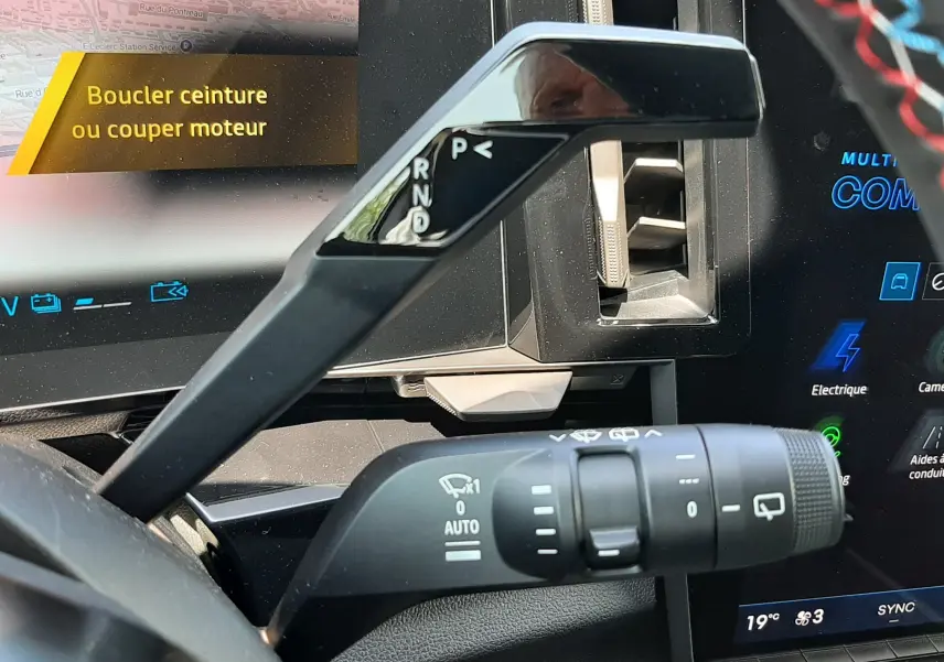 Gros plan sur la commande de boîte automatique et le volant du Renault Espace gris schiste, avec écran tactile et affichage digital.