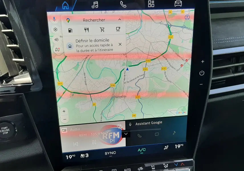 Écran tactile central avec navigation et commandes climatisation dans le tableau de bord d'un Renault Espace gris Schiste 2025
