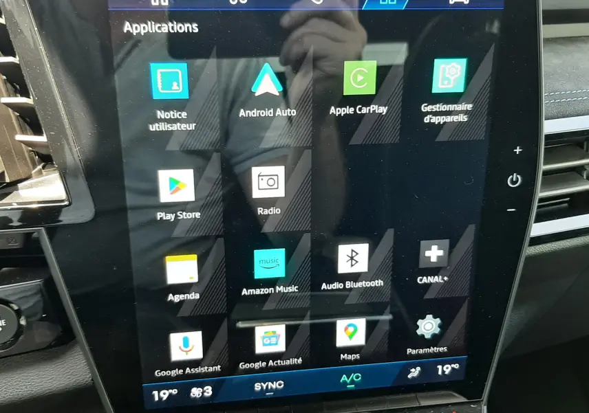 Écran tactile central affichant les applications multimédia dans l'habitacle du Renault Espace VI gris schiste 2025.