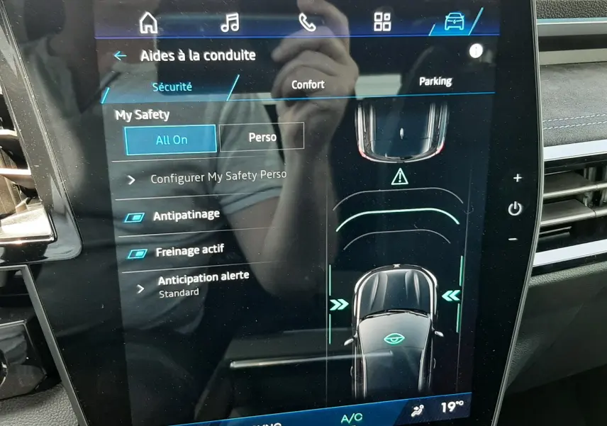 Écran tactile central du tableau de bord du Renault Espace VI 2025 affichant les aides à la conduite et la climatisation.