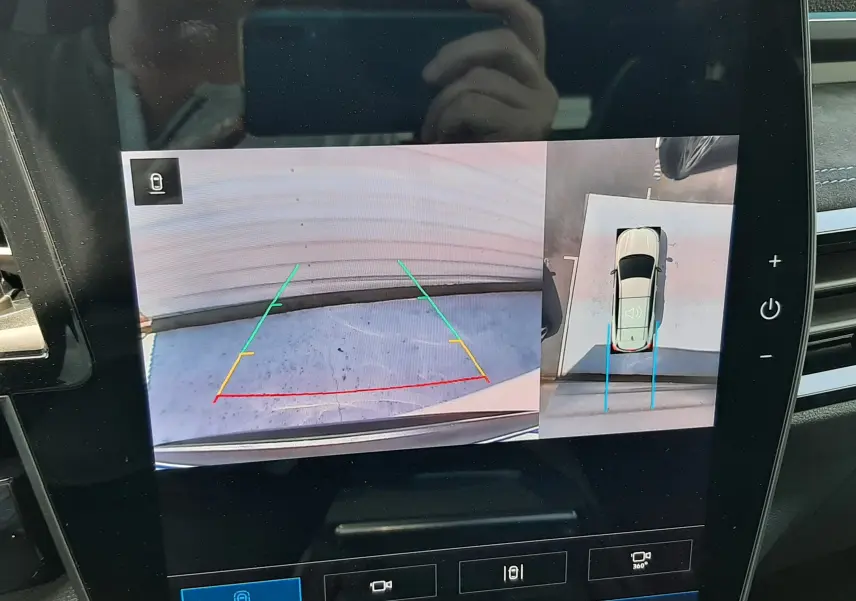 Écran multimédia du Renault Espace VI gris schiste montrant la caméra de recul et la vue 360° du véhicule en stationnement.