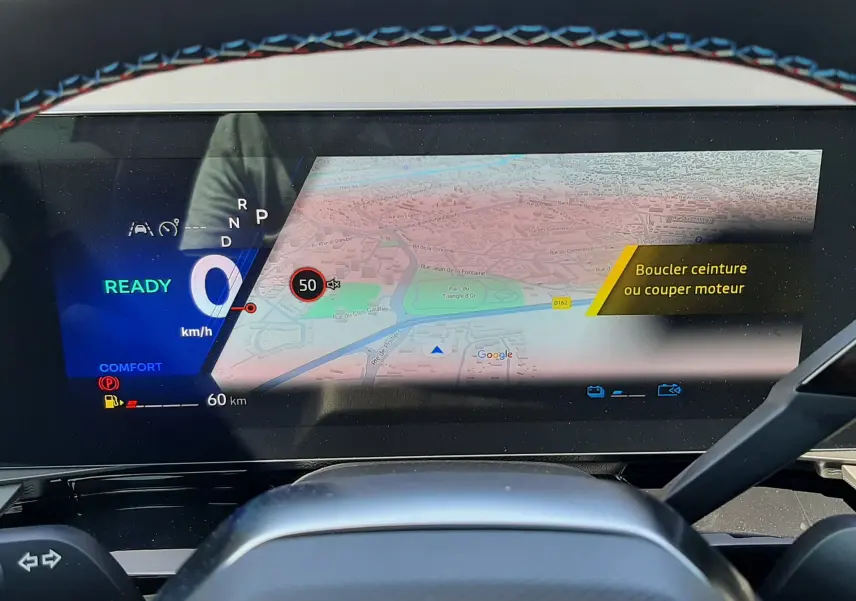 Tableau de bord numérique du Renault Espace VI 2025 avec affichage GPS et indication de vitesse, vue depuis le siège conducteur.