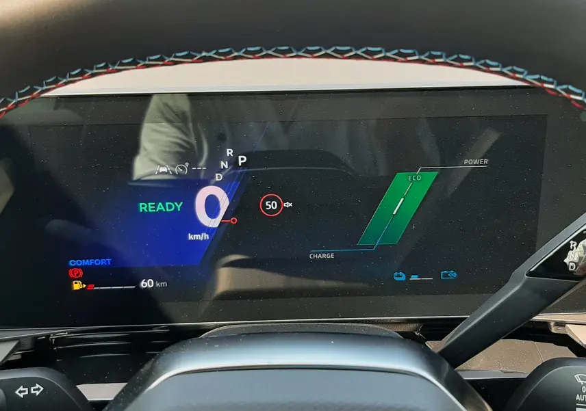 Vue rapprochée du tableau de bord numérique du Renault Espace gris schiste, affichant la vitesse et mode éco.
