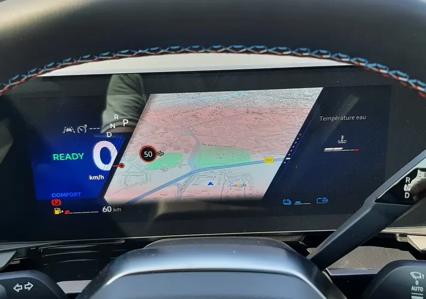 Affichage numérique du tableau de bord de la Renault Espace VI hybride, montrant la navigation et les indicateurs de vitesse et température.