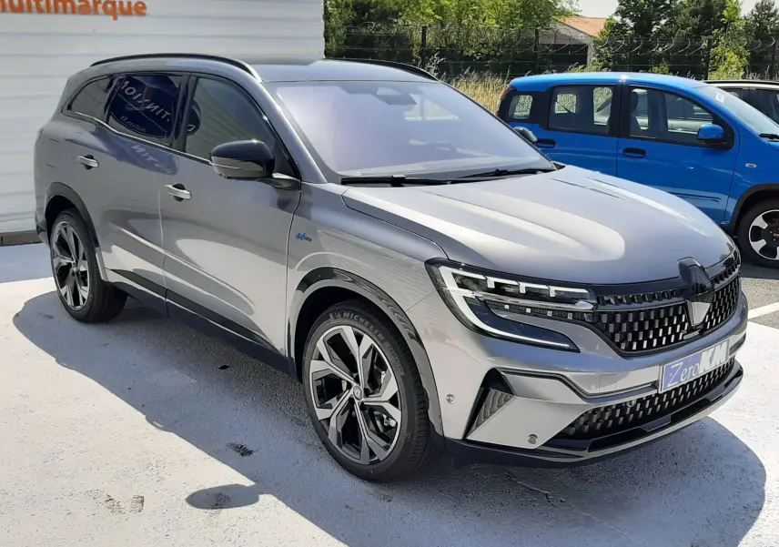 Renault Espace VI gris schiste métal en 3/4 avant droit, avec calandre moderne et jantes alliage distinctives.