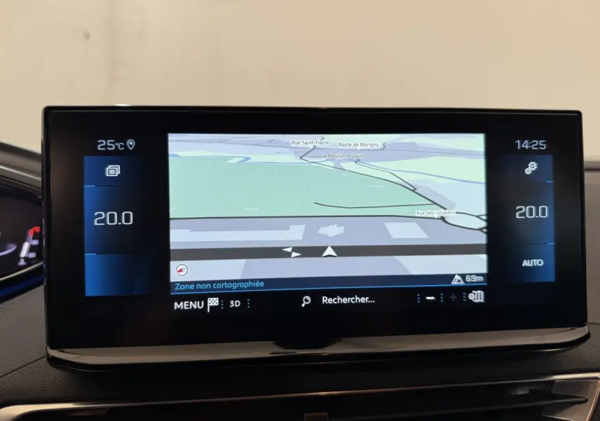 Écran tactile central du Peugeot 3008 PureTech 130 bleu, affichant la navigation 3D et la température intérieure.