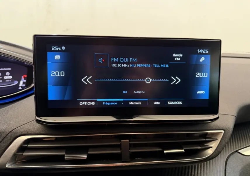 Écran tactile central du tableau de bord du Peugeot 3008 bleu, affichant la radio FM et la température à 20°C.