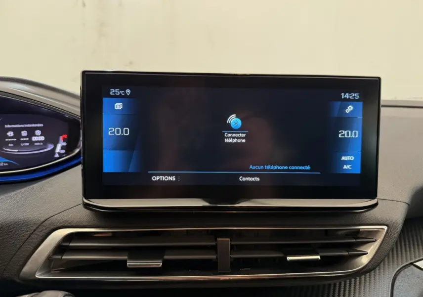 Écran tactile central du tableau de bord du Peugeot 3008 bleu, affichant la connexion Bluetooth et la climatisation à 20°C.