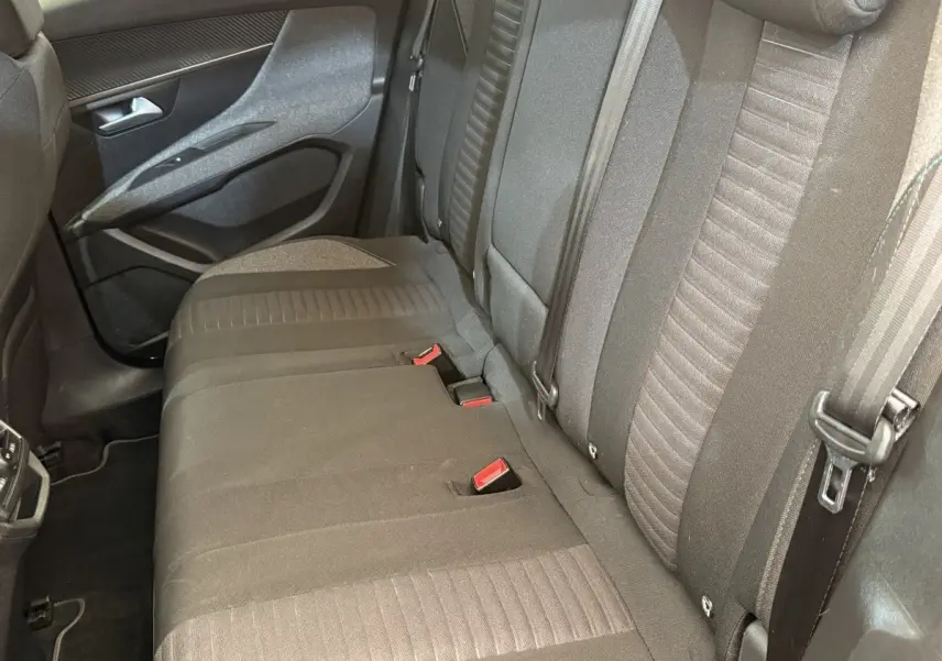 Vue intérieure côté gauche montrant la banquette arrière en tissu gris du Peugeot 3008 PureTech 130 Style 2021.