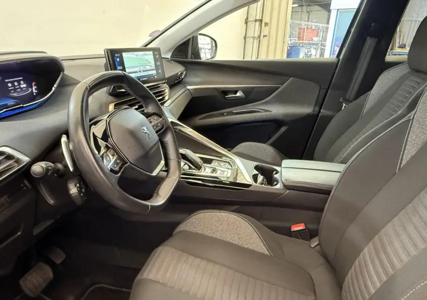 Vue intérieure côté conducteur du Peugeot 3008 bleu 2021, avec tableau de bord digital et écran tactile central.