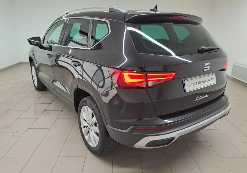 Vue intérieure côté droit des sièges arrière du SEAT Ateca 2024 noir magique avec sellerie tissu bicolore.